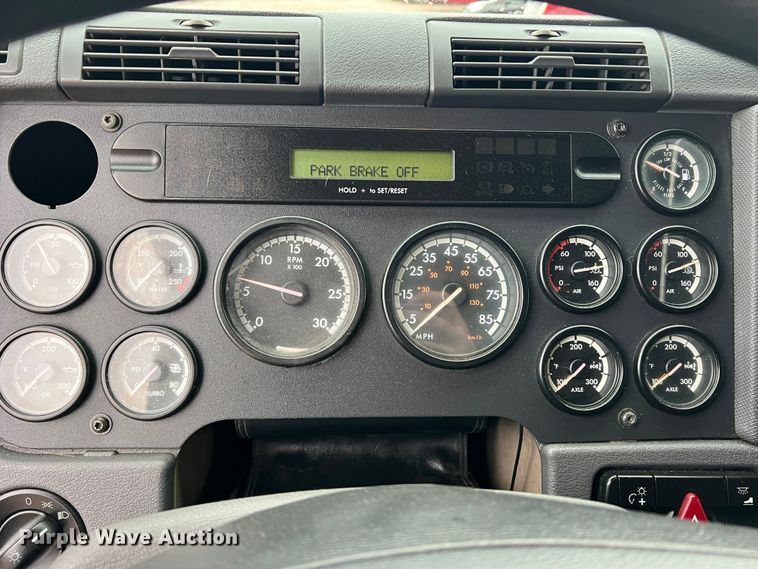 image for item DS2740 2012 Freightliner Cascadia  semi truck