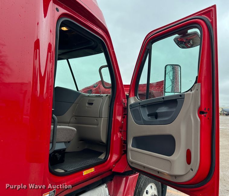 image for item DS2740 2012 Freightliner Cascadia  semi truck