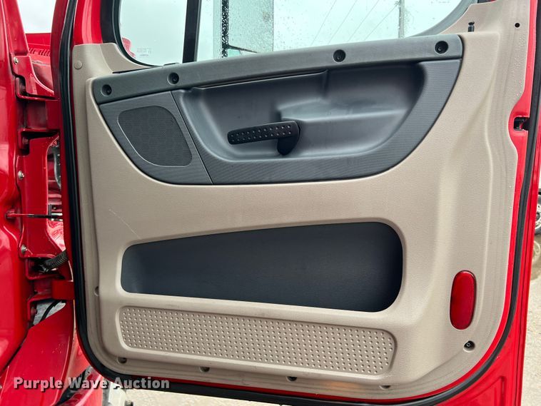 image for item DS2740 2012 Freightliner Cascadia  semi truck