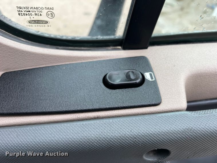 image for item DS2740 2012 Freightliner Cascadia  semi truck