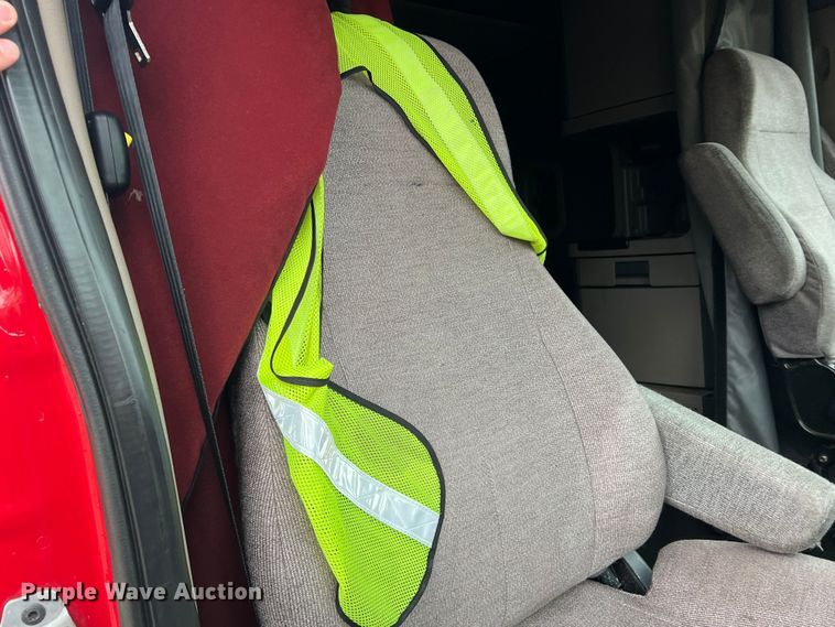 image for item DS2740 2012 Freightliner Cascadia  semi truck