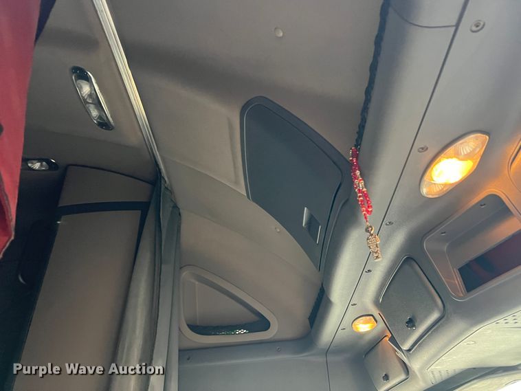 image for item DS2740 2012 Freightliner Cascadia  semi truck