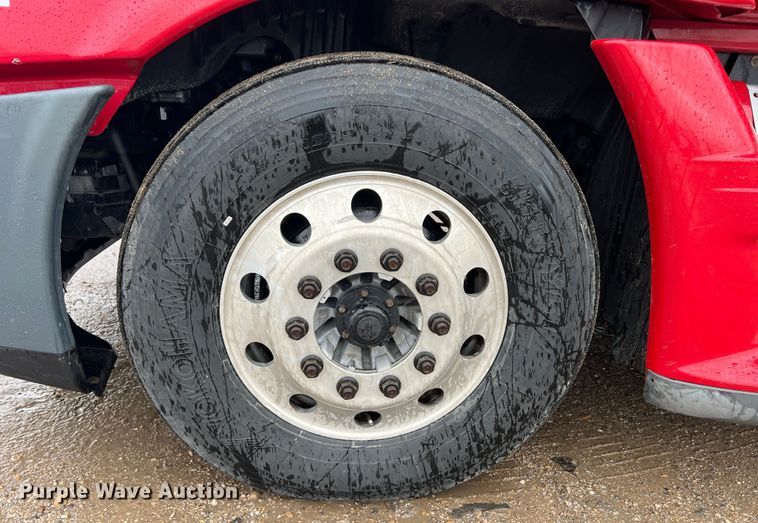 image for item DS2740 2012 Freightliner Cascadia  semi truck