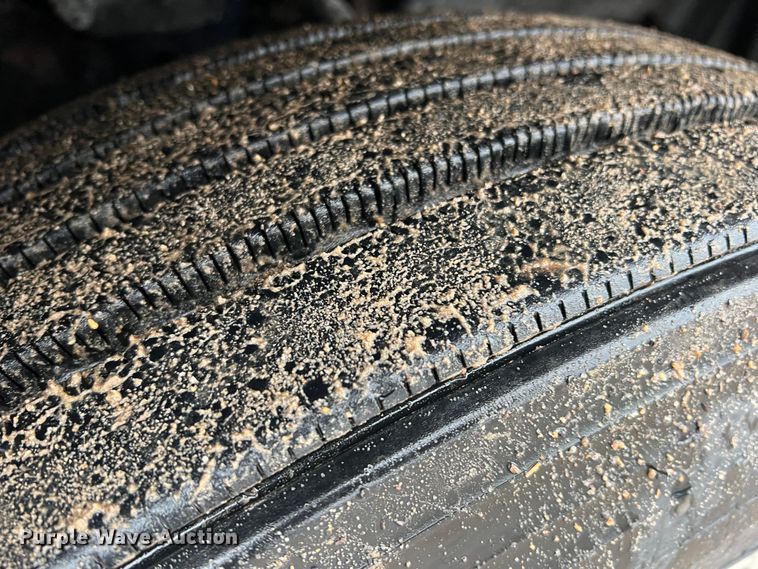 image for item DS2740 2012 Freightliner Cascadia  semi truck