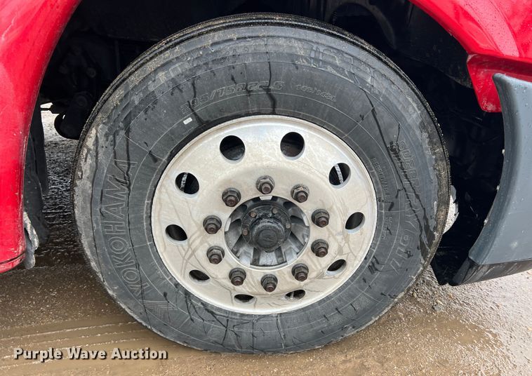 image for item DS2740 2012 Freightliner Cascadia  semi truck