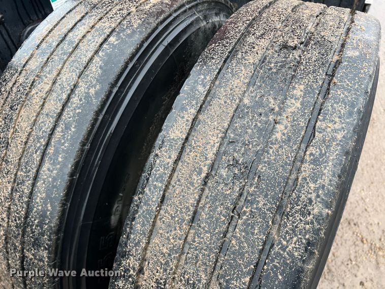 image for item DS2740 2012 Freightliner Cascadia  semi truck