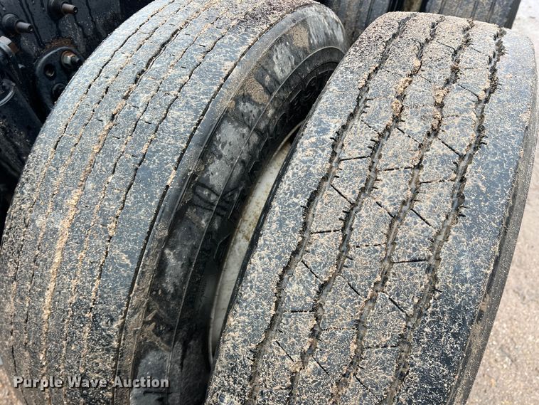 image for item DS2740 2012 Freightliner Cascadia  semi truck