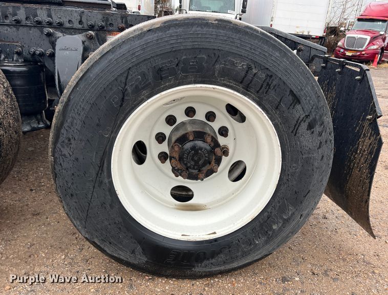 image for item DS2740 2012 Freightliner Cascadia  semi truck