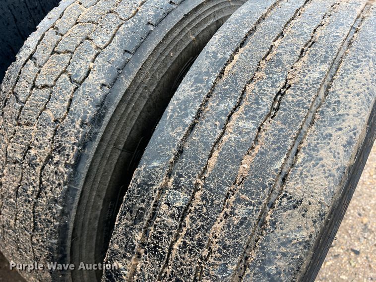 image for item DS2740 2012 Freightliner Cascadia  semi truck