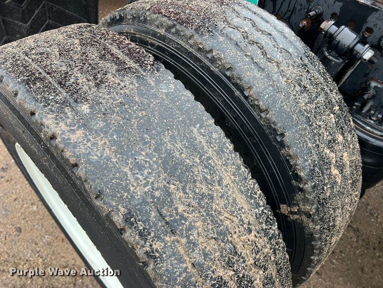 image for item DS2740 2012 Freightliner Cascadia  semi truck