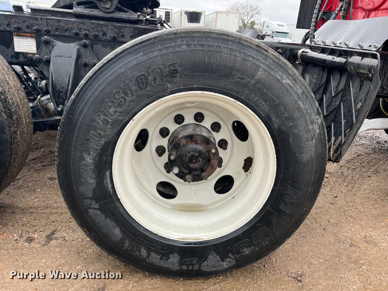 image for item DS2740 2012 Freightliner Cascadia  semi truck