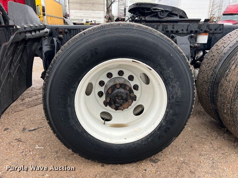 image for item DS2740 2012 Freightliner Cascadia  semi truck