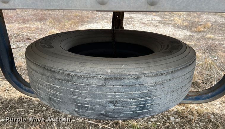 image for item ID9418 2000 Hyundai  dry van trailer