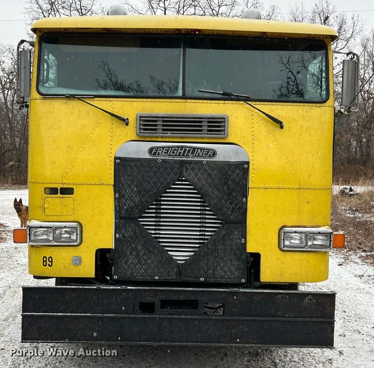 image for item ID9496 1989 Freightliner FLA USF-1E  semi truck