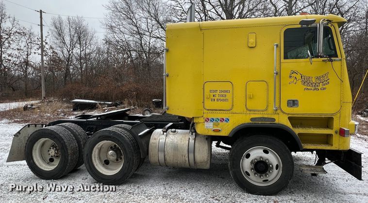 image for item ID9496 1989 Freightliner FLA USF-1E  semi truck