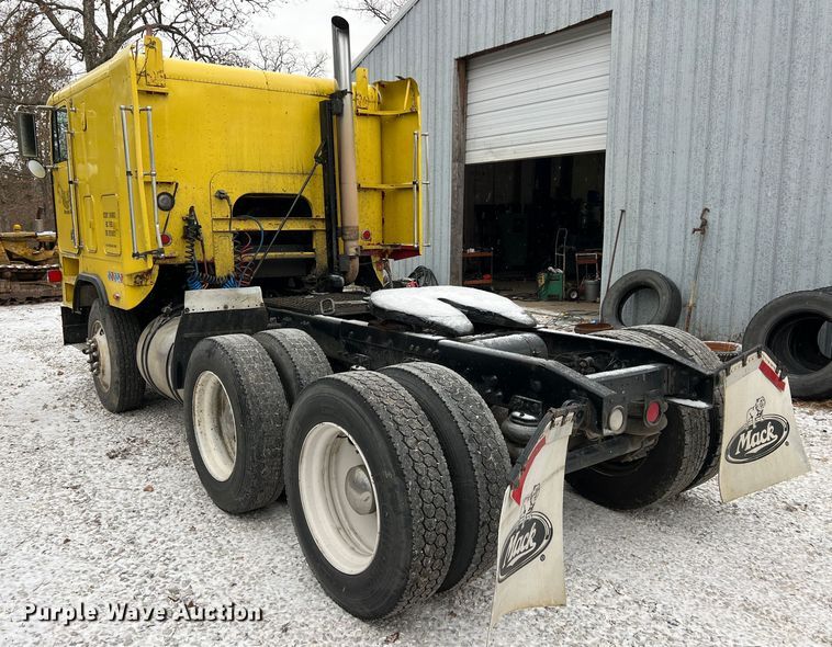 image for item ID9496 1989 Freightliner FLA USF-1E  semi truck