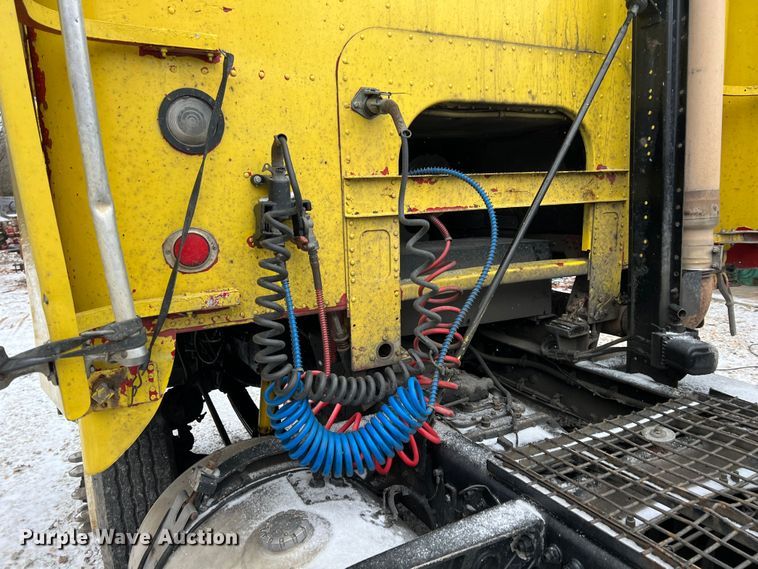 image for item ID9496 1989 Freightliner FLA USF-1E  semi truck