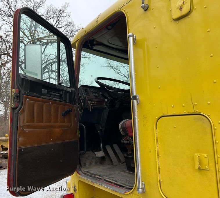 image for item ID9496 1989 Freightliner FLA USF-1E  semi truck