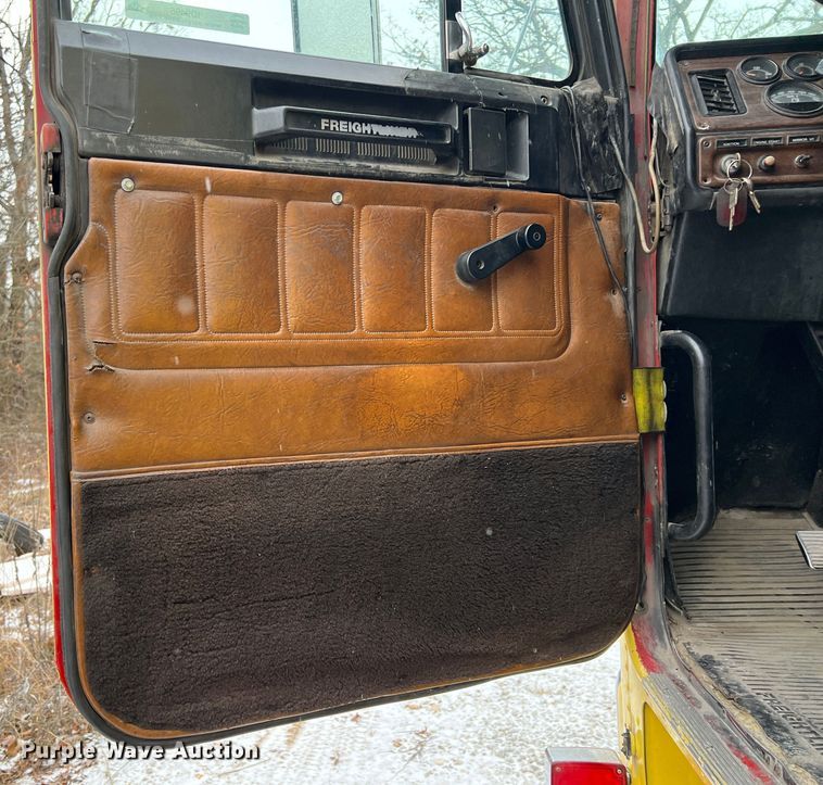 image for item ID9496 1989 Freightliner FLA USF-1E  semi truck