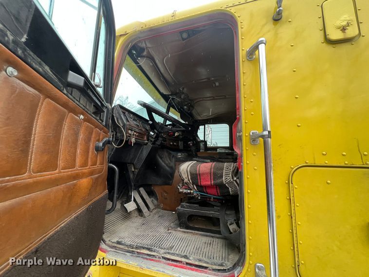 image for item ID9496 1989 Freightliner FLA USF-1E  semi truck