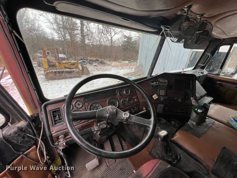 image for item ID9496 1989 Freightliner FLA USF-1E  semi truck