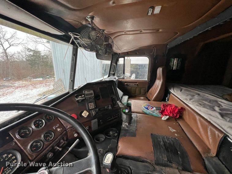 image for item ID9496 1989 Freightliner FLA USF-1E  semi truck