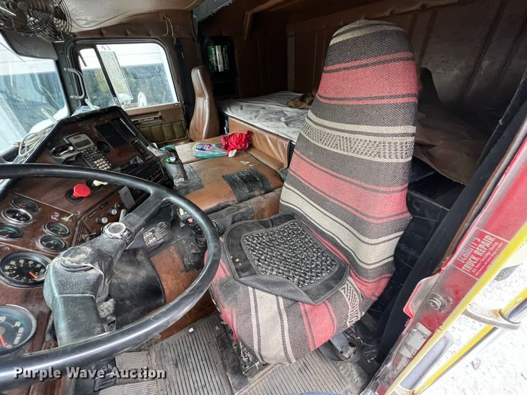 image for item ID9496 1989 Freightliner FLA USF-1E  semi truck