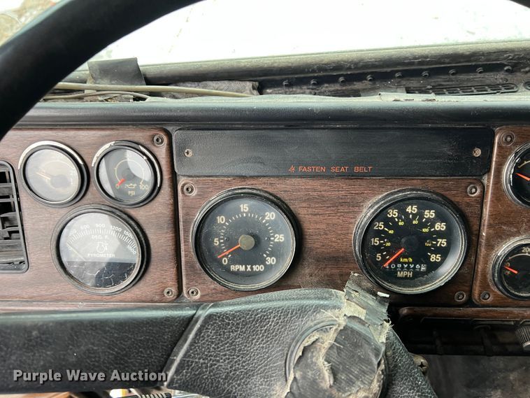 image for item ID9496 1989 Freightliner FLA USF-1E  semi truck