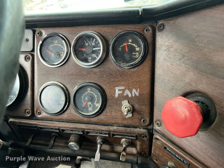 image for item ID9496 1989 Freightliner FLA USF-1E  semi truck