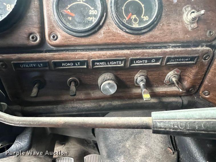 image for item ID9496 1989 Freightliner FLA USF-1E  semi truck