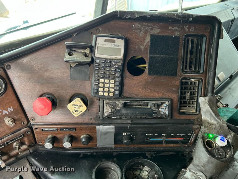 image for item ID9496 1989 Freightliner FLA USF-1E  semi truck