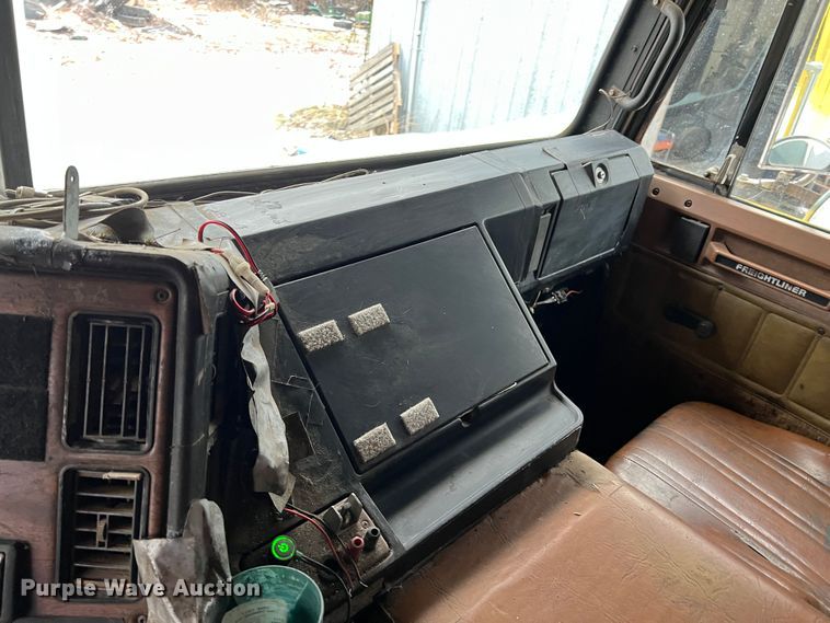 image for item ID9496 1989 Freightliner FLA USF-1E  semi truck