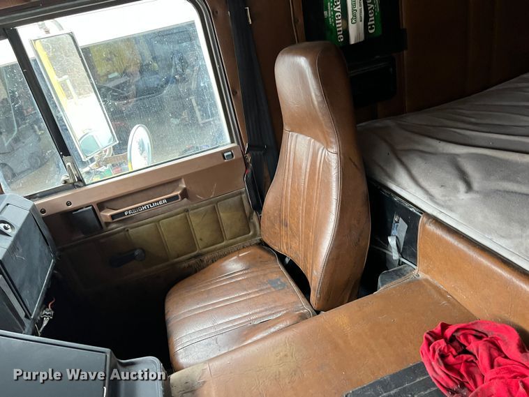 image for item ID9496 1989 Freightliner FLA USF-1E  semi truck