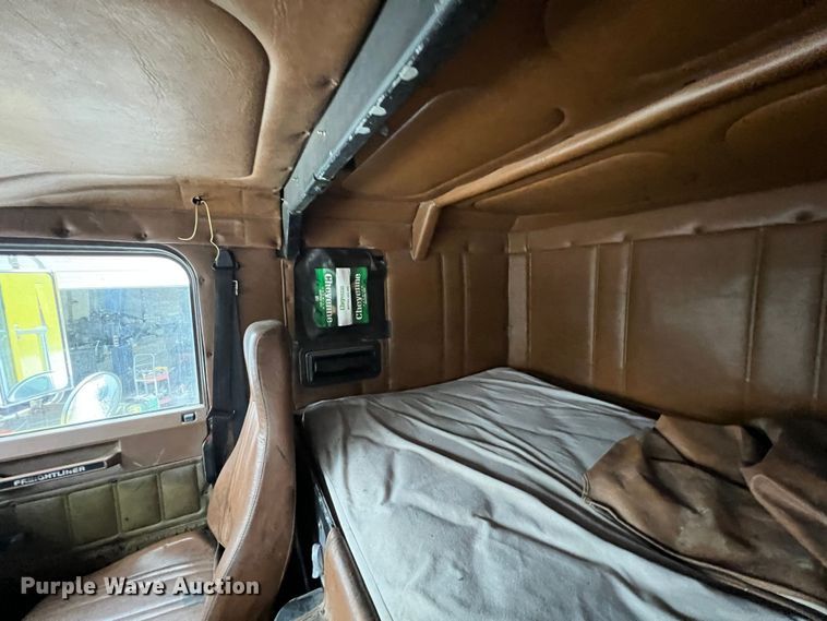 image for item ID9496 1989 Freightliner FLA USF-1E  semi truck