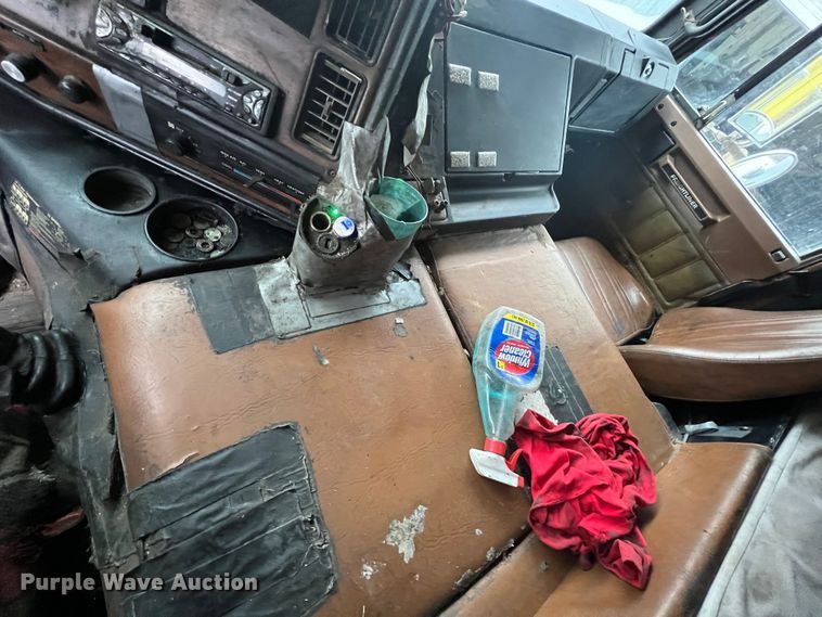 image for item ID9496 1989 Freightliner FLA USF-1E  semi truck