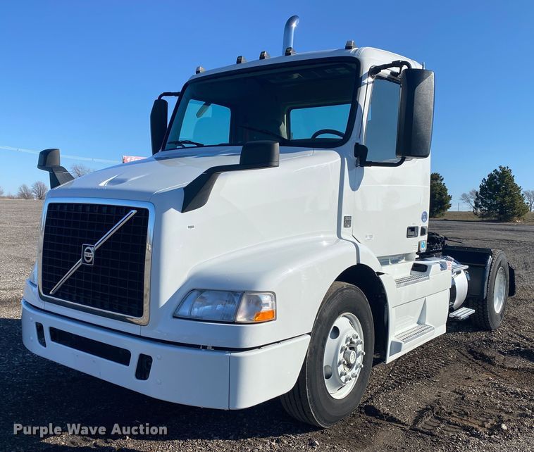 image for item JW9197 2016 Volvo D13  semi truck