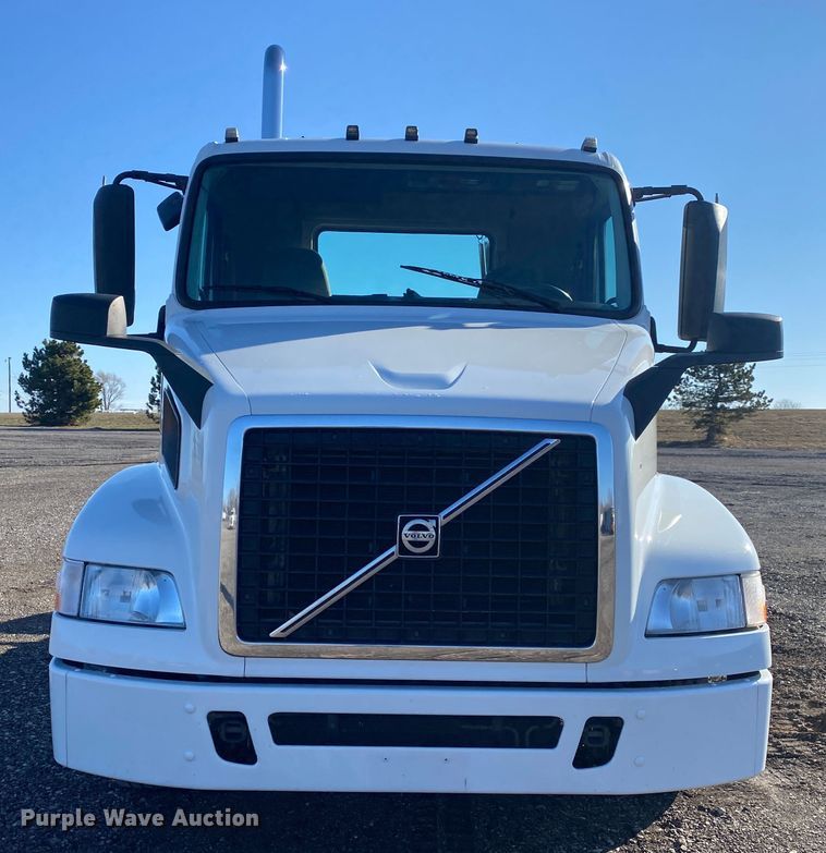 image for item JW9197 2016 Volvo D13  semi truck