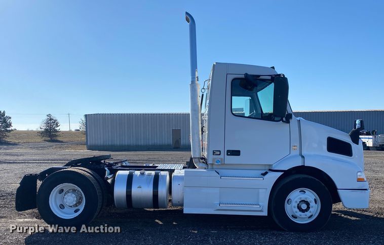 image for item JW9197 2016 Volvo D13  semi truck