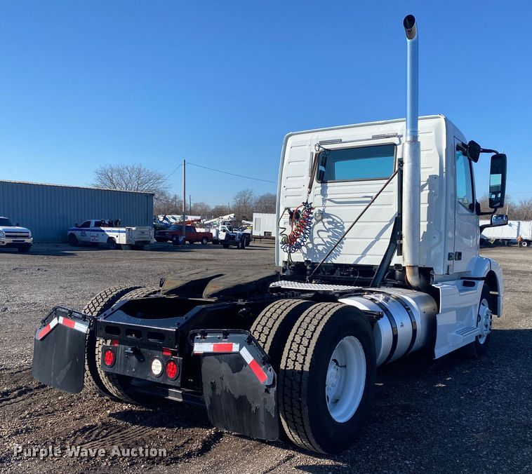 image for item JW9197 2016 Volvo D13  semi truck