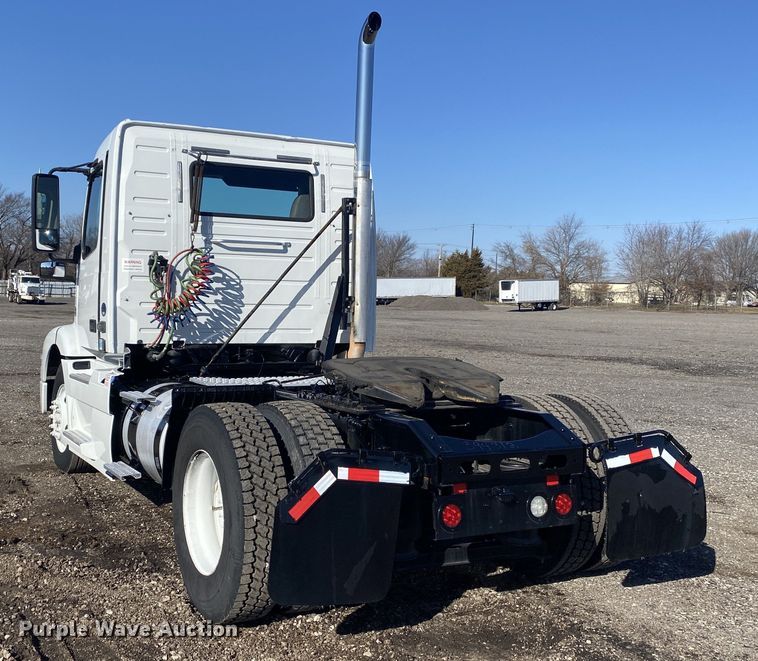 image for item JW9197 2016 Volvo D13  semi truck