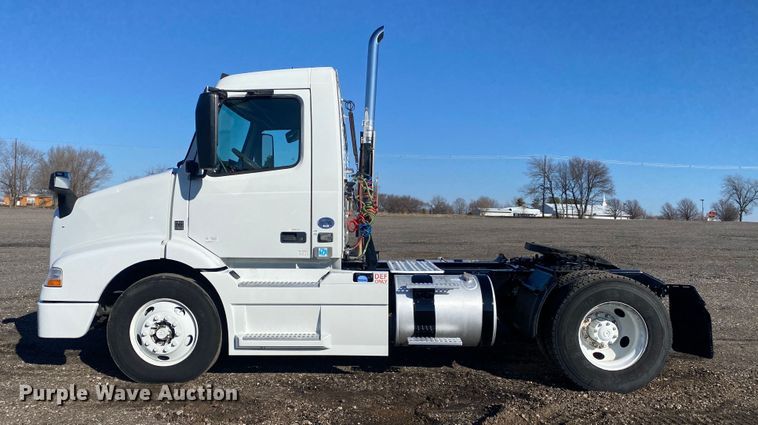 image for item JW9197 2016 Volvo D13  semi truck