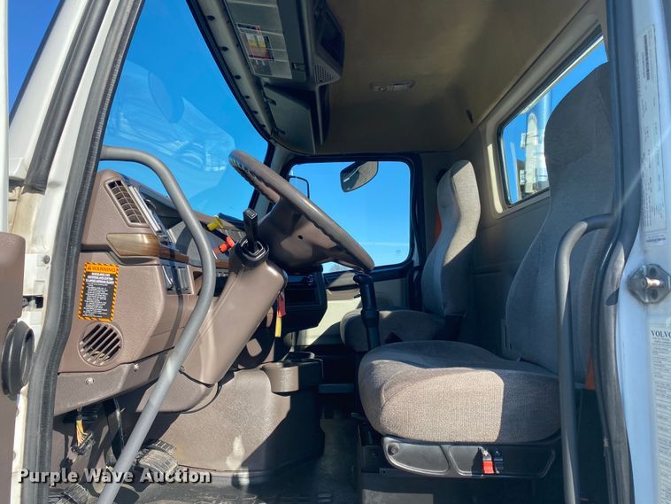 image for item JW9197 2016 Volvo D13  semi truck