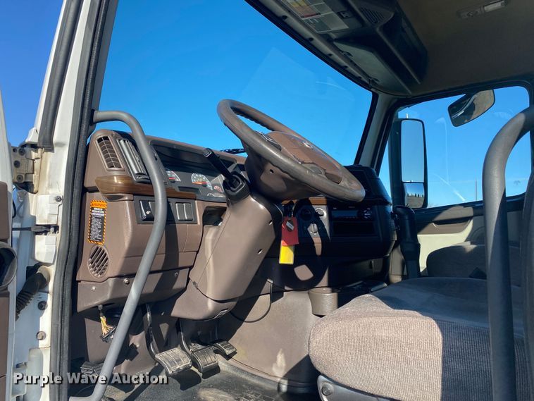 image for item JW9197 2016 Volvo D13  semi truck