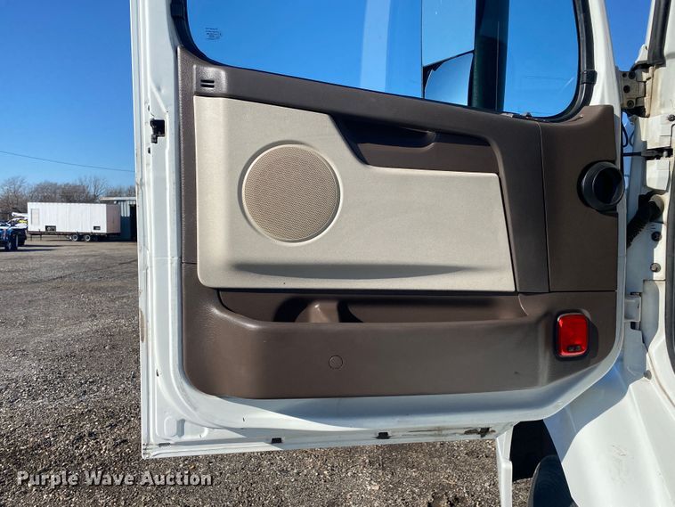 image for item JW9197 2016 Volvo D13  semi truck