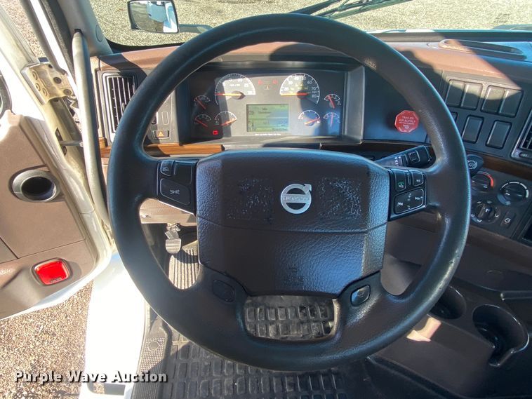 image for item JW9197 2016 Volvo D13  semi truck