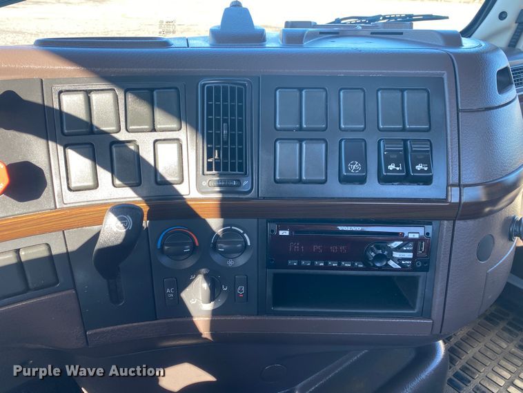 image for item JW9197 2016 Volvo D13  semi truck