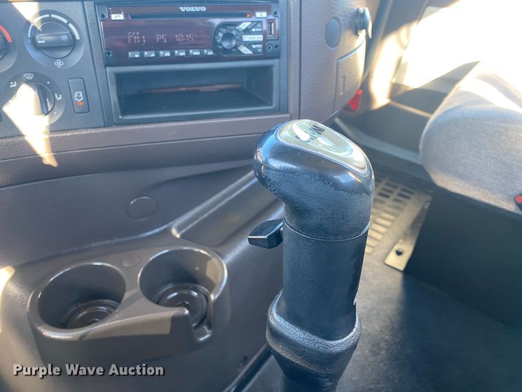 image for item JW9197 2016 Volvo D13  semi truck