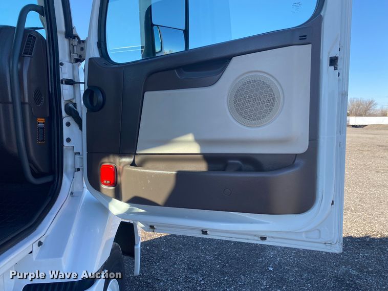 image for item JW9197 2016 Volvo D13  semi truck