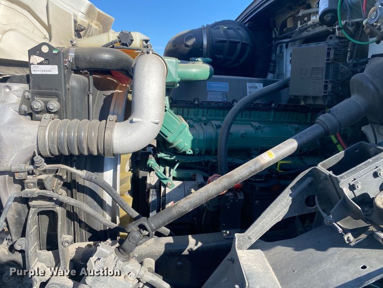 image for item JW9197 2016 Volvo D13  semi truck