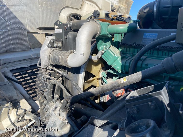 image for item JW9197 2016 Volvo D13  semi truck